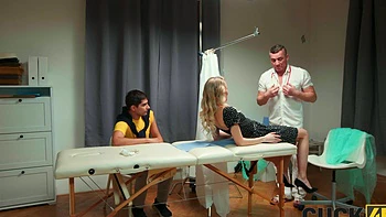 Чешская блондинка Нела Декер страстно ебется и кончает