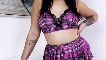 Польская брюнетка с большими сиськами мастурбирует в чулках