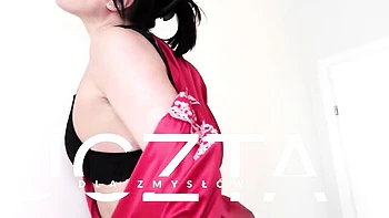 Amatrice tatouée se branle la chatte en lingerie sexy