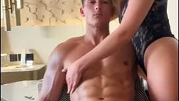 Pareja asiática follada: blowjob, perrito, vaquera