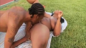 Толстая негритянка с большой жопой трахается наездницей и сзади