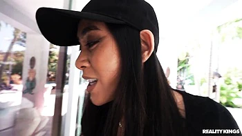 Emerald pulpeuse suce grosse bite à l'oral