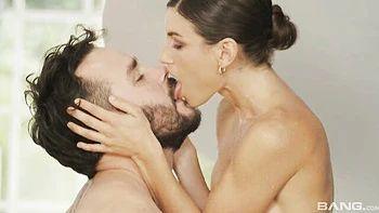 Linda morena Julia Roca fodida de quatro e lambendo a buceta