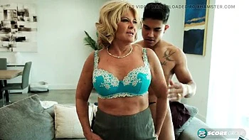 MILF Elara Elis 62 fickt jungen Freund - Blasen, Doggy, Gesichts-Cumshot
