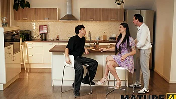 Casal fode na cozinha inspirado em Lynna Nilsson