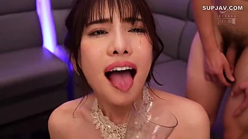 Japanische Brünette Tsubaki fickt im asiatischen Dreier