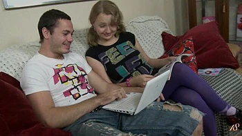 18-летняя красотка дрочит и ебет киску