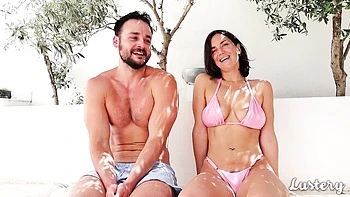 Latina milf baise dur et encaisse une grosse came