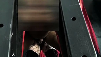 Gräfin Nyx fickt den Arsch eines schwarzen Göbels