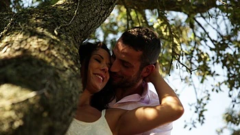 Julia y Emilio follan salvajemente en el bosque con tetas grandes postizas