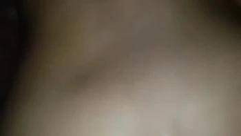 Esposa desi delgada recibe sexo profundo en el culo