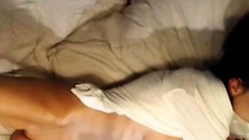 Loira morena quente se masturba com brinquedos na webcam