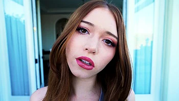 Ruiva magra Myra se fode com um pau grande