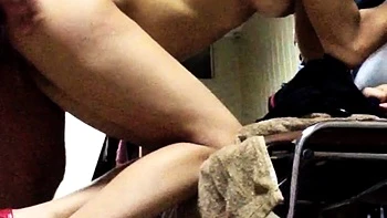 Mature brune baisée en levrette