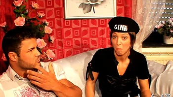 Брюнетка Джина скачет на огромном члене жестко