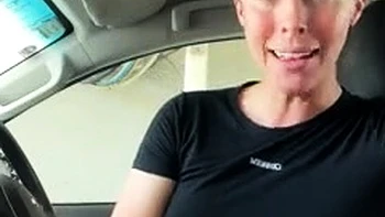 Brünette Milf wichst sich in der Autowäsche