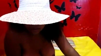 MILF latina negra rellenita se masturba sola