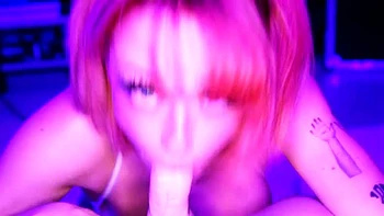 Teen pelirroja Ella Hollywood monta máquina de follar