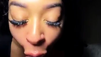 Grosse noire BBW suce et lèche les tétons