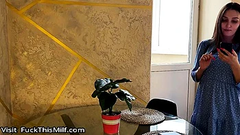 Madrastra engaña con cerrajero sucio: follada lésbica POV