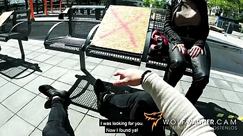 Sidney tetona gótica follando en estación de tren