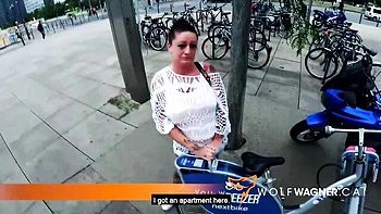 Scout allemand baise milf amateur ronde sur le canapé casting