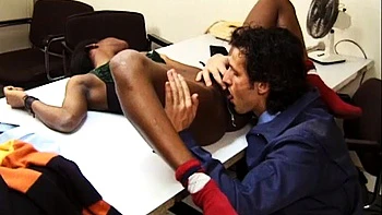 Багира трахается с негром в позе наездницы и миссионера