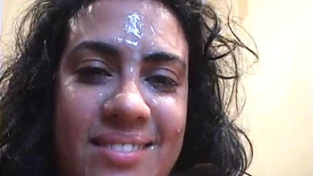 Brünette Amateurin fickt doggy und bläst Schwanz