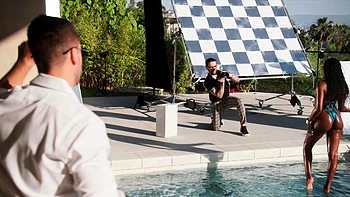 Nicole gozando com um pauzão negro de lingerie