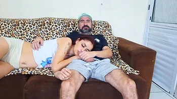 Belle rousse mince avale la came de son beau-père après pipe