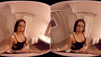 Hannah Shaw suce et baise en levrette VR