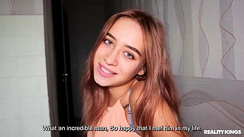 Adolescente rubia rusa Molly Kelt follada y azotada