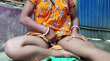 Tante bengalie baise des légumes en plein air