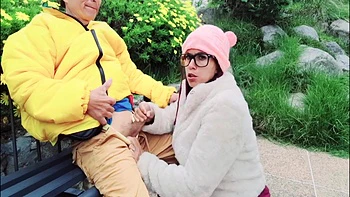 Mature à grosses nichons et gros cul suce un vieux pervers et se fait baiser sa chatte juteuse