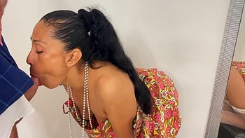 Латина-милфа мерит парня и сосёт твёрдый член