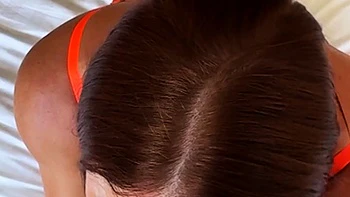 Tätowierte Victoria Peach bekommt Blowjob und Fingering POV