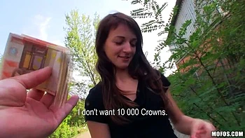 Brunette de pernas longas Aimee Ryan transa na rua por grana