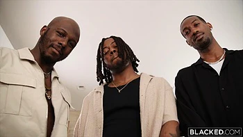 Violet Myers, grosse poitrine, encaisse trois gros bites noires: creampie, pipe, doggy, cowgirl