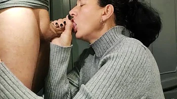 Mature MILF chaude suce profond et avale la chatte