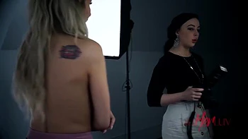 Уитни и Кармен в горячем лесбийском MILF сексе