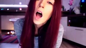 Babe amateur en sueur se masturbe solo