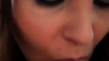 Jeune salope Vera Emilia suce une grosse bite POV