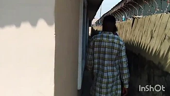 Nigerianische Cougar mit großen Naturtitten zieht aus