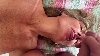 MILF blonde baisée chatte & cul, jouit dans la bouche