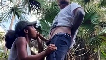 Amateur negra chupando en exteriores POV