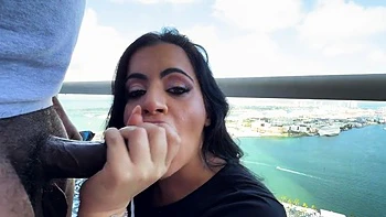 Lissa Aires mit riesigem Arsch bekommt interracial Doggy und Blowjob