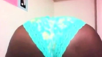 BBW negra nerd se masturba na webcam