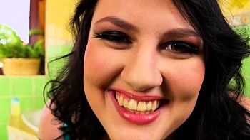 Brune aux gros seins se douche en solo