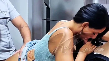 Горячая би-сука трахалась с мужем и его другом