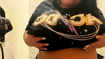 Пышная зрелая с большими сиськами трахается соло